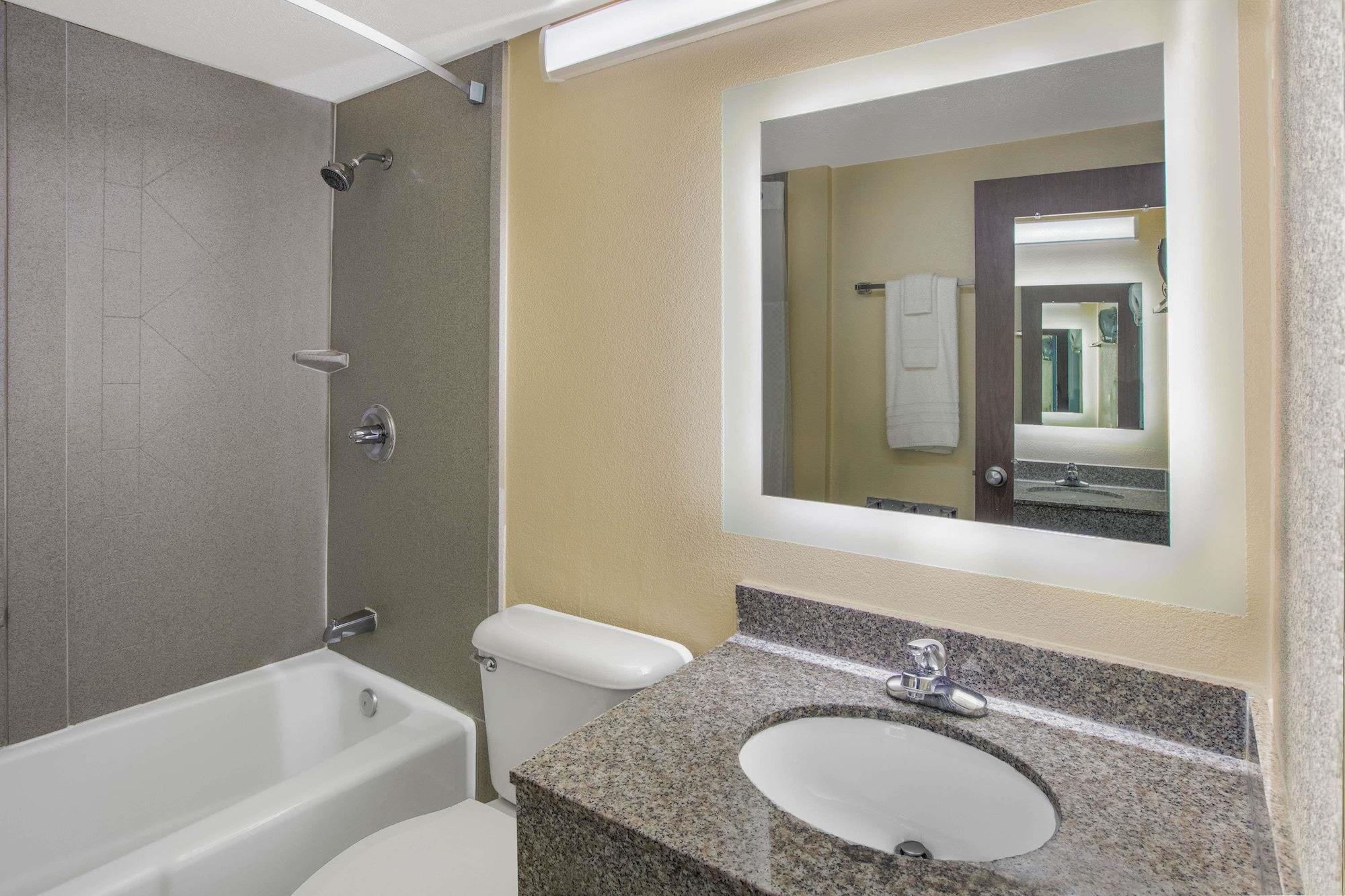 Howard Johnson By Wyndham Oklahoma City Okc Airport, Fairgrounds, I40 Εξωτερικό φωτογραφία